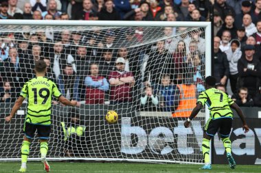 Arsenal 'den Bukayo Saka, Premier Lig maçında West Ham United ile Arsenal maçında 11 Şubat 202' de Londra 'daki Londra Stadyumu' nda 0-2 öne geçerek penaltı aldı.