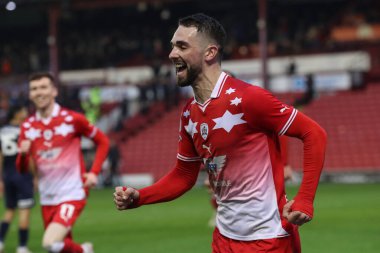 Barnsley 'den Adam Phillips, 10 Şubat 202' de Oakwell, Barnsley, İngiltere 'de oynanan Sky Bet Lig 1 karşılaşmasında 2-1' lik galibiyetini kutluyor.