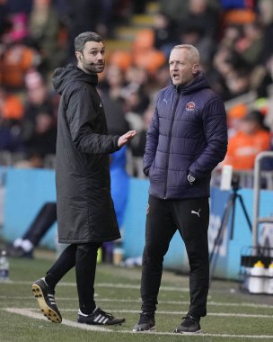 Blackpool teknik direktörü Neil Critchley, Sky Bet Ligi 1 maçında dördüncü yetkili tarafından Bloomfield Road, Blackpool, İngiltere 'de oynanan Blackpool-Oxford maçında konuşuluyor.