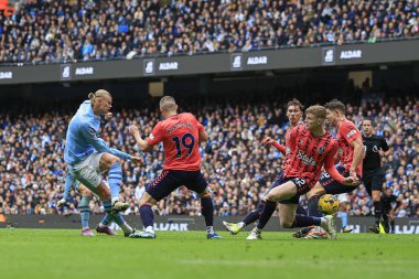 Manchester City iruns takımından Erling Haaland 10 Şubat 202 tarihinde Etihad Stadyumu 'nda Manchester City ile Everton arasında oynanan Premier League maçında kaleye atış yaptı.