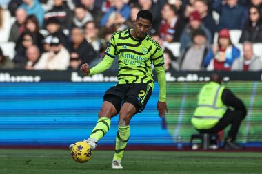 Arsenal 'den William Sthe Premier League maçı sırasında pas veriyor. West Ham United, Londra Stadyumu' nda Arsenal 'e karşı, 11 Şubat 202