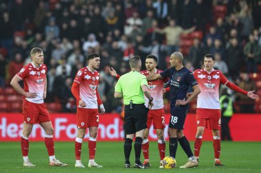 Barnsley 'den Jordan Williams, Barnsley Sky Bet 1 maçında Barnsley' li Luca Connell 'i Oakwell, Barnsley, Birleşik Krallık' ta Leyton Orient 'e karşı 10 Şubat 202' de kaybettikten sonra hakem Ross Joyce 'a itiraz ediyor.