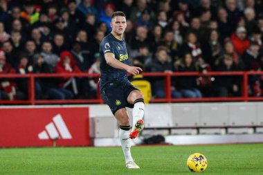 Newcastle United takımından Sven Botman Premier League maçında Nottingham Forest, Newcastle United 'a karşı City Ground, Nottingham, İngiltere' de 10 Şubat 202 'de pas attı.