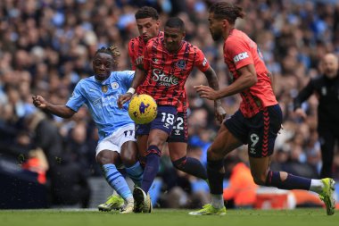 Manchester City 'den Jeremy Doku Premier League maçında Everton' dan Ashley Young 'ın baskısı altında topu Etihad Stadyumu' nda 10 Şubat 202 'de Manchester City' ye karşı Everton 'ın attığı maçta atıyor.