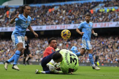Everton 'dan Ben Godfrey, Manchester City' nin 10 Şubat 202 'de Etihad Stadyumu' nda Everton 'a karşı oynadığı Premier League maçında Manchester City' li Ederson 'a çarptı.