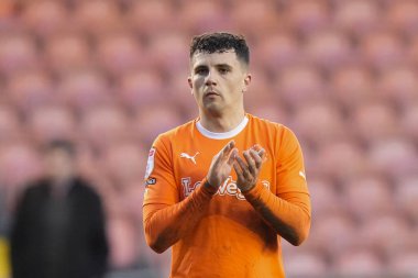 Blackpool takımından Albie Morgan, 10 Şubat 202 'de Bloomfield Road, Blackpool' da oynanan Blackpool-Oxford maçı sonrasında taraftarları selamlıyor.
