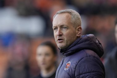 Neil Critchley, Blackpool 'un teknik direktörü. 10 Şubat 202' de Blackpool-Oxford United maçında Bloomfield Road, Blackpool, İngiltere 'de karşılaştı.