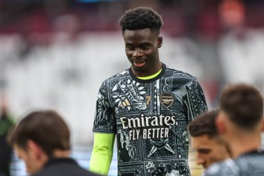 Arsenal 'den Bukayo Saka Premier Lig karşılaşmasında maç öncesi ısınma oturumunda West Ham United Arsenal' e karşı Londra Stadyumu, Londra, İngiltere, 11 Şubat 202
