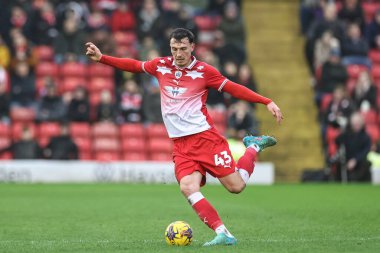 Barnsley 'den Josh Earl, 10 Şubat 202' de İngiltere 'nin Oakwell kentinde oynanan 1. Gökyüzü İddia Ligi maçında topu Barnsley' e karşı Leyton Orient 'e verdi.