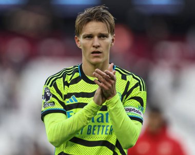 Arsenal 'den Martin degaard, 11 Şubat 2024' te Londra 'daki Londra Stadyumu' nda oynanan Premier League maçında Arsenal 'in 6-0 kazanması sonrasında seyyar taraftarları alkışlıyor.