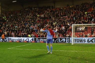 Barnsley 'den Liam Roberts, 10 Şubat 202' de İngiltere 'nin Barnsley kentinde oynanan Sky Bet 1 karşılaşmasında Ponty End taraftarlarının 2-1' lik galibiyetini kutluyor.