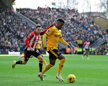 Wolverhampton Wanderers takımından Nlson Semedo, Premier League maçında Wolverhampton Wanderers, Brentford 'a karşı Molineux, Wolverhampton, Birleşik Krallık' ta 10 Şubat 2024 'te oynanan maçta topu ileri atıyor.