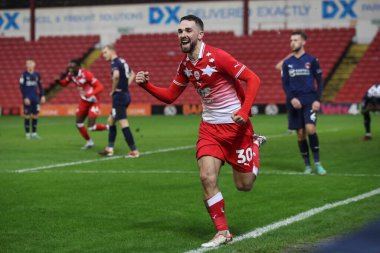 Barnsley 'den Adam Phillips, 10 Şubat 202' de Oakwell, Barnsley, İngiltere 'de oynanan Sky Bet Lig 1 karşılaşmasında 2-1' lik galibiyetini kutluyor.