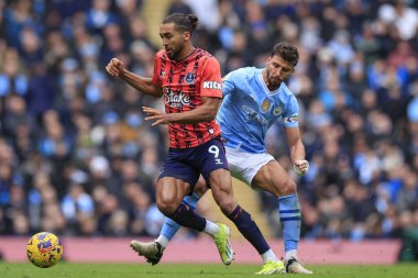 Everton 'dan Dominic Calvert-Lewin, Manchester City' nin 10 Şubat 202 'de Etihad Stadyumu' nda oynadığı Premier League maçı sırasında Manchester City 'den Ruben Dias' a meydan okudu.