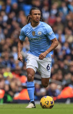 Manchester City 'den Nathan Ake Premier League maçında topla koşuyor Manchester City, Manchester Stadyumu' nda Everton 'a karşı, 10 Şubat 202