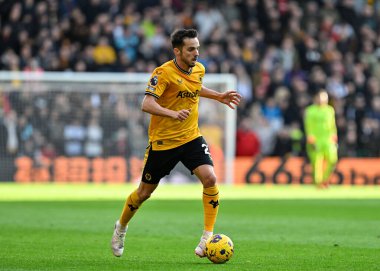 Wolverhampton Wanderers takımından Pablo Sarabia, Premier League maçında Wolverhampton Wanderers 'ın Brentford' a karşı 10 Şubat 202 'de Molineux, Wolverhampton, Birleşik Krallık' ta oynadığı maçta topu ileri attı.