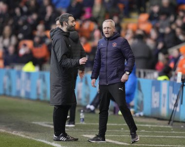 Blackpool teknik direktörü Neil Critchley, Sky Bet Ligi 1 maçında dördüncü yetkili tarafından Bloomfield Road, Blackpool, İngiltere 'de oynanan Blackpool-Oxford maçında konuşuluyor.