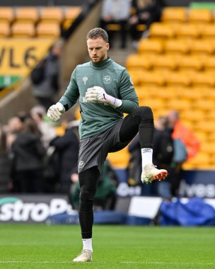 Brentford 'dan Mark Flekken, Premier League karşılaşması öncesinde Molineux, Wolverhampton, Birleşik Krallık' ta oynanan Wolverhampton Wanderers - Brentford maçında ısınıyor.