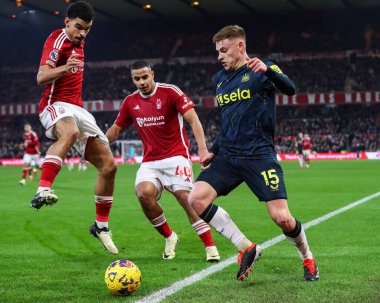 Newcastle United takımından Harvey Barnes Nottingham Ormanı 'ndan Morgan Gibbs-White ve Nottingham Ormanı' ndan Murillo 'nun Premier Lig maçı sırasında Nottingham Forest Newcastle United' a karşı City Ground, Nottingham, Un 'da yaptıkları maçta topu oyunda tutuyor.