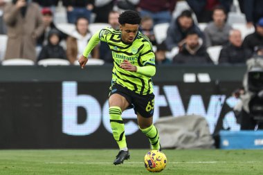 Arsenal 'den Ethan Nwaneri, 11 Şubat 202' de Londra 'daki Londra Stadyumu' nda oynanan Premier League maçında topu aldı.