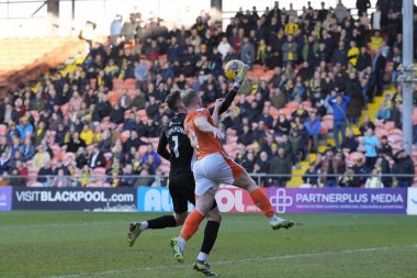 Blackpool 'dan Shayne Lavery, 10 Şubat 202' de Bloomfield Road, Blackpool, İngiltere 'de oynanan Sky Bet Lig 1 karşılaşmasında Oxford United takımından Jamie Cumming ile birlikte top için yarışıyor.