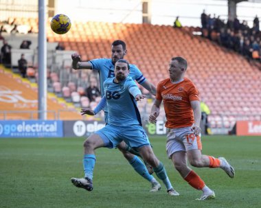 Blackpool 'dan Shayne Lavery, 10 Şubat 202' de Bloomfield Road, Blackpool, İngiltere 'de oynanan Sky Bet Lig 1 karşılaşmasında Oxford United takımından Ciaron Brown ile birlikte top için yarışıyor.