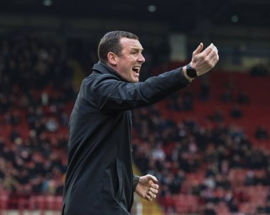 Neill Collins Barnsley 'in baş antrenörü 10 Şubat 202' de İngiltere, Oakwell 'de oynanan Sky Bet 1 maçında Barnsley ve Leyton Orient maçında talimatları haykırıyor.
