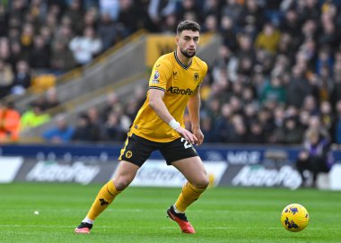 Wolverhampton Wanderers takımının oyuncusu Max Kilman, Premier League maçında Wolverhampton Wanderers 'ın Brentford' a karşı Molineux, Wolverhampton, Birleşik Krallık 'ta 10 Şubat 202' de oynadığı maçta topu öne fırlattı.