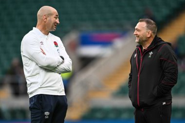 Steve Borthwick İngiltere baş antrenörü Jonathan Humphreys ile 2024 Guinness 6 Milletler karşılaşması öncesinde İngiltere ile Twickenham Stadyumu, Twickenham, Birleşik Krallık, 10 Şubat 202 'de Galler forvet koçu arasında sohbet ediyor.