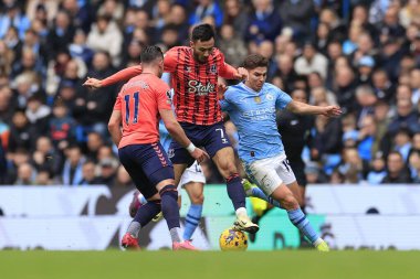 Manchester City 'den Julian Alvarez, 10 Şubat 202' de Etihad Stadyumu 'nda oynanan Premier League karşılaşmasında Everton' dan Dwight McNeil 'a meydan okudu.