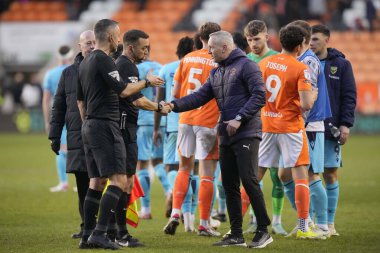 Blackpool 'un yöneticisi Neil Critchley, 10 Şubat 202' de Bloomfield Road, Blackpool 'da oynanan Sky Bet Lig 1 maçı sonrasında Hakem Paul Howard ile konuşuyor.