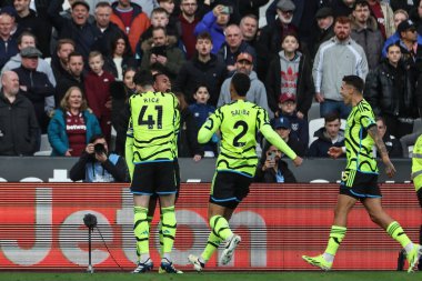 Arsenal 'li Gabriel, Premier League maçında 11 Şubat 202' de Londra Stadyumu 'nda West Ham United' a karşı Arsenal maçında 0-3 'lük galibiyetini kutluyor.