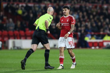 Nottingham Forest 'tan Morgan Gibbs-White, Nottingham City Ground, Nottingham, İngiltere' de oynanan Premier League maçı sırasında hakem Anthony Taylor ile görüştü.