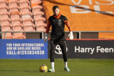 Blackpool 'dan Daniel Grimshaw, 10 Şubat 202' de Bloomfield Road, Blackpool 'da oynanan Blackpool-Oxford maçından önce ısınıyor.