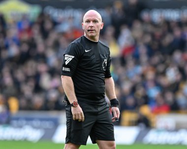 Hakem Simon Hooper, Premier Lig maçı sırasında Wolverhampton Wanderers, Brentford 'a karşı Molineux, Wolverhampton, Birleşik Krallık, 10 Şubat 202