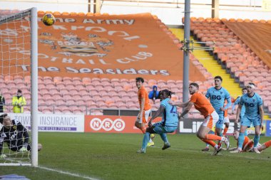 Blackpool 'dan Matthew Pennington, 10 Şubat 202' de Bloomfield Road, Blackpool 'da oynanan 1. Blackpool-Oxford maçı sırasında Oxford United takımından Jamie Cumming tarafından kurtarılan başlığını izliyor.