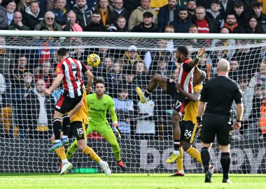 Brentford 'dan Neal Maupay Premier League maçında Wolverhampton Wanderers Brentford' a karşı Molineux, Wolverhampton, Birleşik Krallık 'ta 10 Şubat 202' de oynanan maçta golde önde gidiyor.