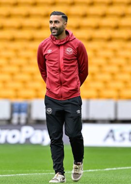 Brentford 'dan Saman Ghoddos, Premier Lig karşılaşmasında Wolverhampton Wanderers' a karşı Molineux, Wolverhampton, Birleşik Krallık 'ta 10 Şubat 202' de oynanan maçta sahaya bakarken gülümsüyor.