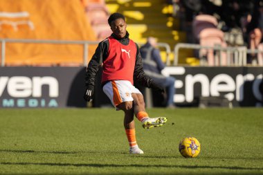 Blackpool 'dan Karamoko Dembl, 10 Şubat 2024' te Bloomfield Road, Blackpool 'da oynanan Blackpool-Oxford maçından önce ısınıyor.