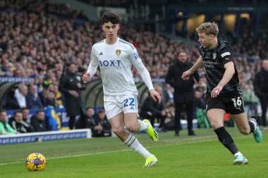 Leeds United takımından Archie Gray 10 Şubat 202 'de Leeds Road, Leeds, İngiltere' de Leeds United 'a karşı oynanan Sky Bet Şampiyonası maçında topa vuruyor.
