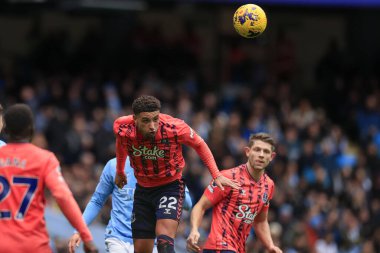 Everton 'dan Ben Godfrey 10 Şubat 202 tarihinde Etihad Stadyumu' nda Manchester City ile Everton arasındaki Premier League maçında topu ileri atıyor.