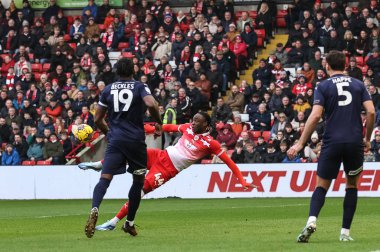 Barnsley 'den Devante Cole 10 Şubat 202' de İngiltere 'nin Oakwell kentinde oynanan Sky Bet 1 maçında Barnsley ve Leyton Orient maçında gol atarken görülüyor.