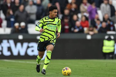 Arsenal 'den Ethan Nwaneri, 11 Şubat 202' de Londra 'daki Londra Stadyumu' nda oynanan Premier League maçında topu aldı.