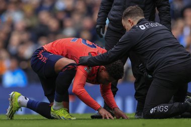 Everton 'dan Ben Godfrey sahada hasta ve Premier League maçında Manchester City ile Everton arasında 10 Şubat 202' de Etihad Stadyumu 'nda yer değiştirmesi gerekiyor.