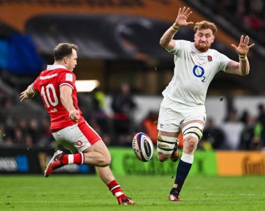 İngiltere 'den Ollie Chessum, İngiltere' nin Twickenham Stadyumu 'nda oynanan 2024 Guinness 6 Milletlik karşılaşmasında Galli Ioan Lloyd' a vurmaya çalışıyor.