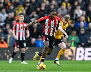 Brentford 'dan Ivan Toney, Wolverhampton Wanderers' dan Tommy Doyle ile 10 Şubat 202 'de Molineux, Wolverhampton, Birleşik Krallık' ta oynanan Premier Lig karşılaşmasında Wolverhampton Wanderers 'a karşı mücadele etti.