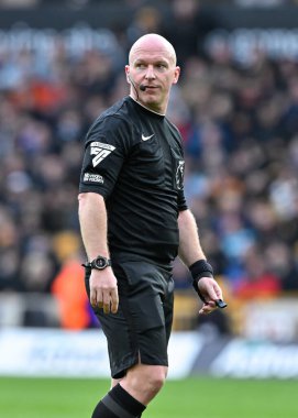 Hakem Simon Hooper, Premier Lig maçı sırasında Wolverhampton Wanderers, Brentford 'a karşı Molineux, Wolverhampton, Birleşik Krallık, 10 Şubat 202