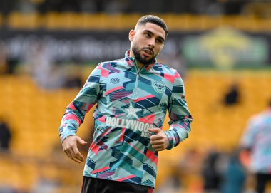 Brentford 'dan Neal Maupay, Premier League karşılaşmasında Wolverhampton Wanderers' a karşı Molineux, Wolverhampton, Birleşik Krallık 'ta 10 Şubat 202' de oynanan maçta ısındı.