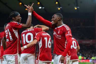 Nottingham Ormanı 'ndan Callum Hudson-Odoi, Nottingham Forest' ın Newcastle United 'a karşı oynadığı Premier League maçı sırasında Nottingham Ormanı' ndan Anthony Elanga ile 2-2 'lik galibiyet golünü kutluyor.