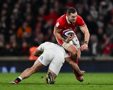 Galler 'den George North, İngiltere' den Theo Dan 'in 2024 Guinness maçı sırasında Twickenham Stadyumu' nda 6 Milletin Galler 'e karşı oynadığı karşılaşmadan kaçınıyor.